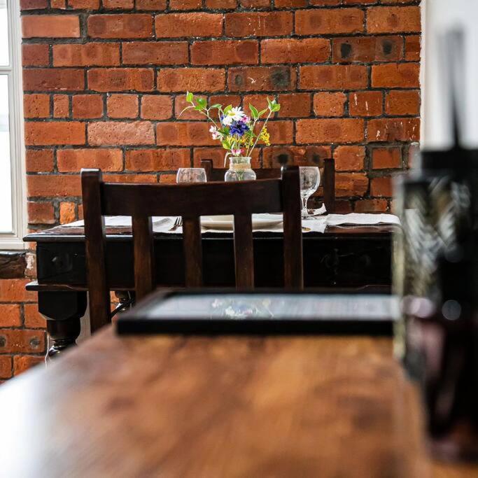Beautiful 1-Bed Apartment In Grade Listed Warehouse - Victoria Quays, Sheffield City Centre, Free Parking, Pet Friendly, Netflix Exterior photo